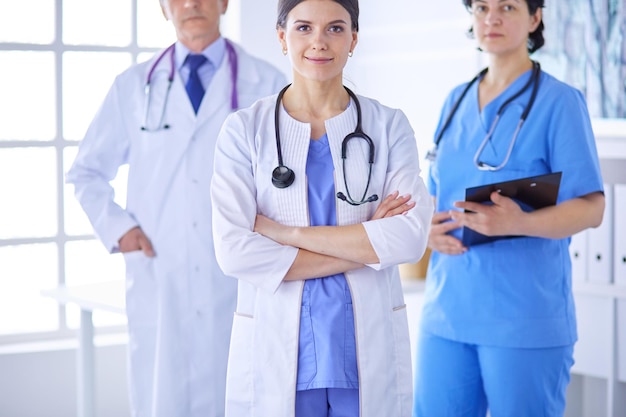Gruppe von Ärzten und Krankenschwestern, die im Krankenzimmer stehen
