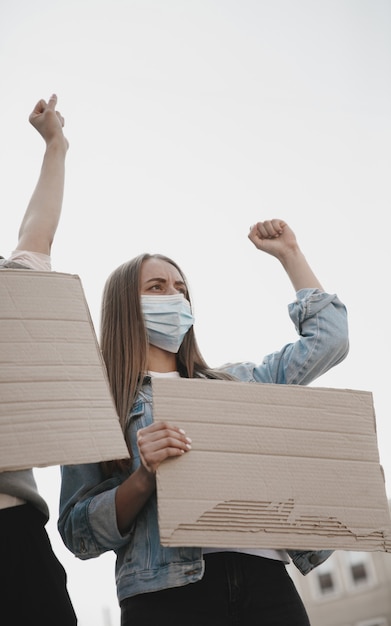 Gruppe von aktivisten, die bei einer kundgebung parolen geben. männer und frauen marschieren zusammen zu einem protest