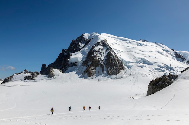 Gruppe von Alpinisten erklimmen Montblanc du Tacul Blick von der Aiguille du Midi in den französischen Alpen ChamonixMontBlanc Frankreich