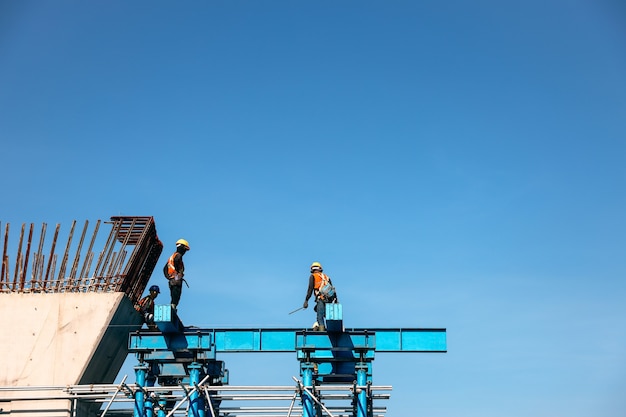 Gruppe von Arbeitern, die auf einer Baustelle arbeiten