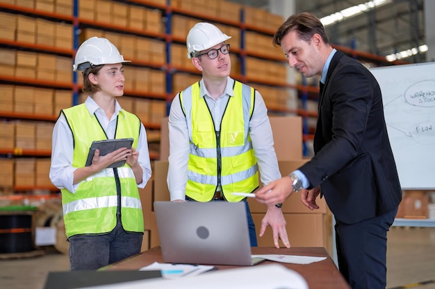 Gruppe von Arbeitern, die im Lager arbeiten