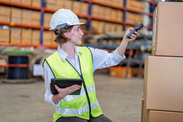 Gruppe von Arbeitern, die im Lager arbeiten