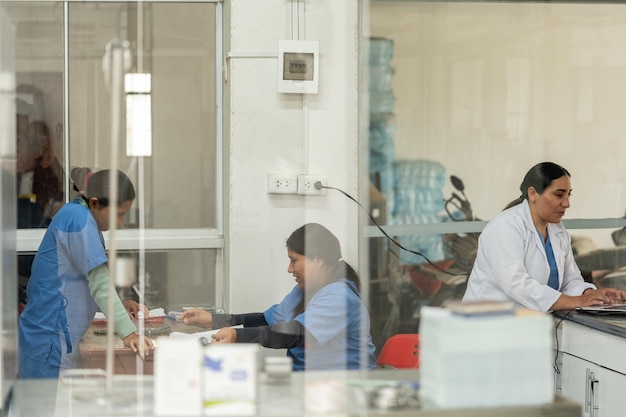 Gruppe von Arbeitern im Büro einer Fabrik