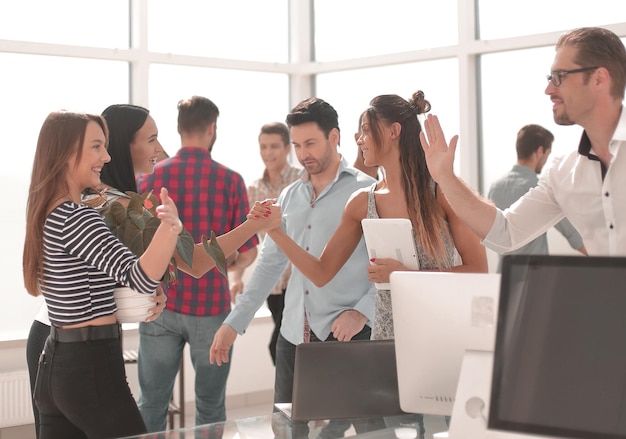 Gruppe von Büroangestellten im neuen Büro