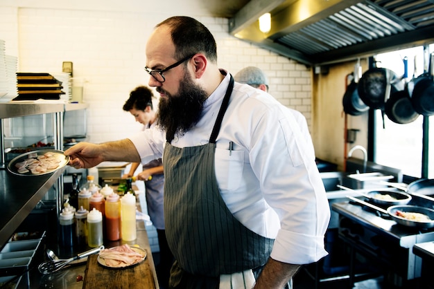 Gruppe von Chefs, die in der Küche arbeiten