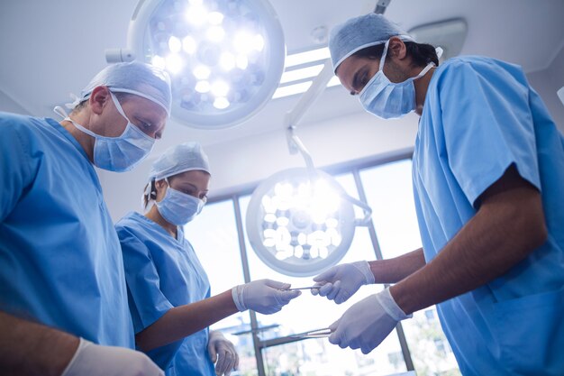 Gruppe von Chirurgen, die die Operation im Operationssaal durchführen