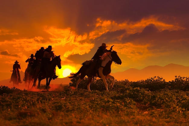 Gruppe von Cowboy-Reitpferden