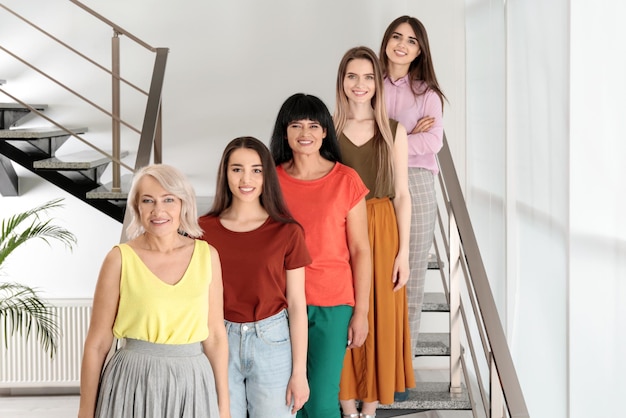 Gruppe von Damen auf Treppen drinnen Frauenpower