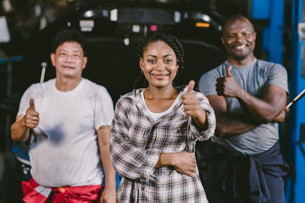 Gruppe von Diversity-Arbeitern Daumen hoch lächelnd Garage Mechanic Team Auto Auto Service Professional Menschen stehen zusammen