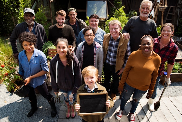 Gruppe von Diversity-Leuten mit Gartenarbeit