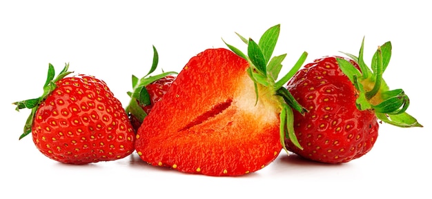 Gruppe von Erdbeeren mit Blättern lokalisiert auf einem weißen Hintergrund.