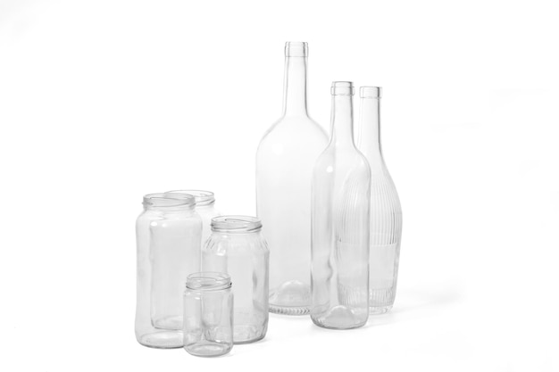 Gruppe von Flaschen und Gläsern auf weißem Hintergrund