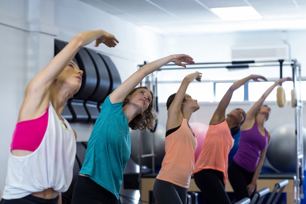 Foto gruppe von frauen, die auf reformer trainieren