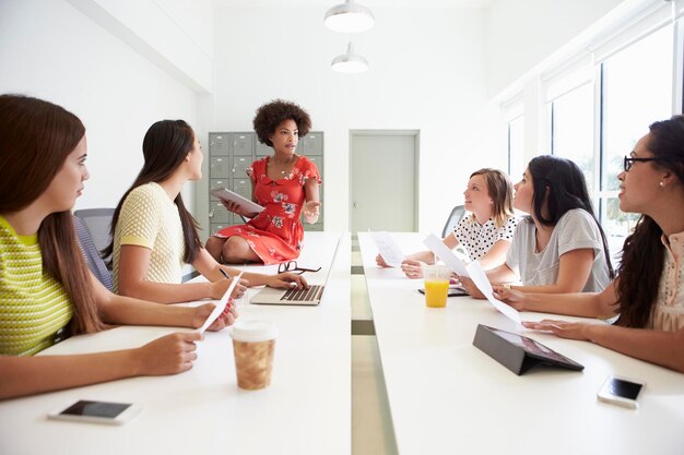 Gruppe von Frauen, die im Designstudio zusammenarbeiten