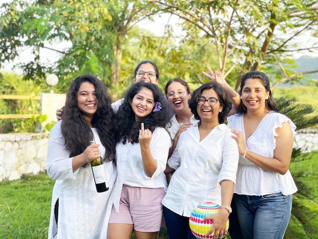 Foto gruppe von frauen, die junggesellenabschied feiern, brautparty, brautparty, frauengemeinschaft, glücklich