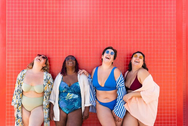 Gruppe von Frauen in Übergröße mit Badebekleidung am Strand