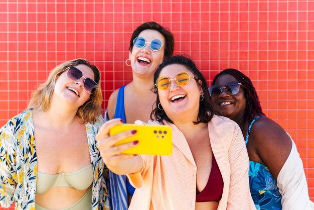 Gruppe von Frauen in Übergröße mit Badebekleidung am Strand