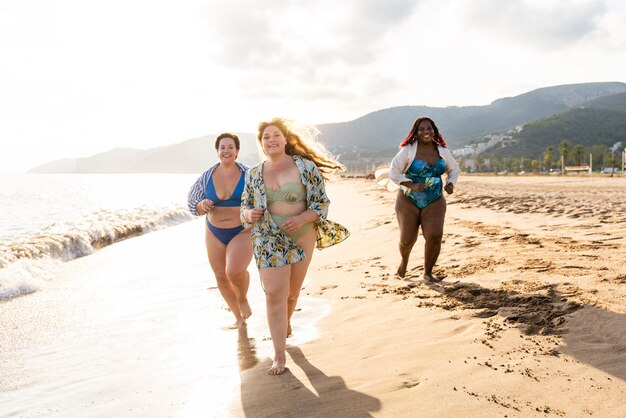 Gruppe von Frauen in Übergröße mit Badebekleidung am Strand