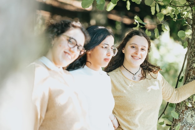 Gruppe von Frauen schaut beim Lächeln in die Kamera, Führungskonzept für junge Frauen, Freundschafts- und Pflegekonzept, zukünftige Studenten