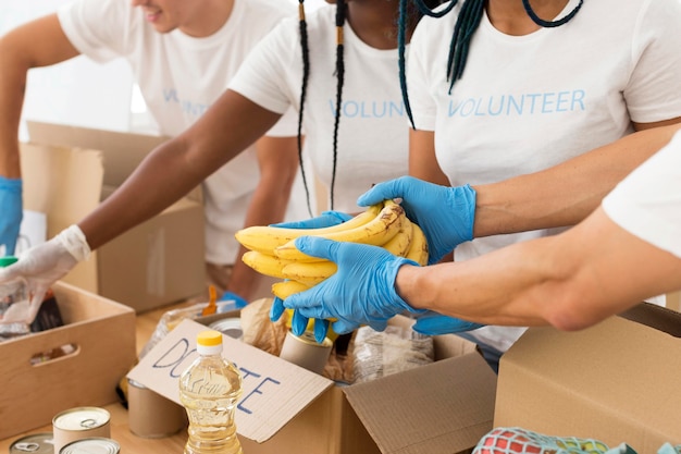 Foto gruppe von freiwilligen, die sich gemeinsam um spenden kümmern