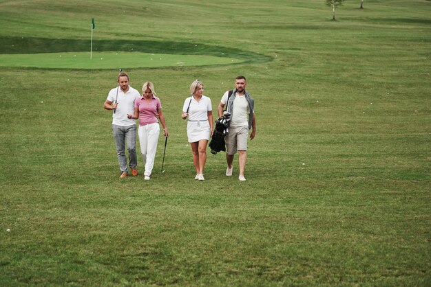 Gruppe von Freunden auf dem Golfplatz