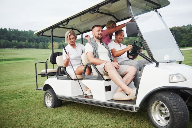 Gruppe von Freunden auf dem Golfplatz