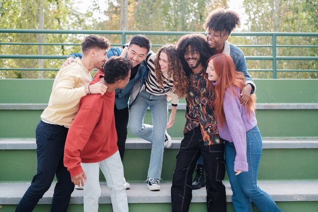 Gruppe von Freunden aus verschiedenen Hintergründen, die sich im Freien treffen und sich an der Freundschaft erfreuen