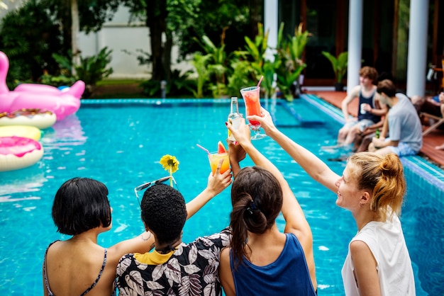 Gruppe von Freunden Beifall Getränke am Pool