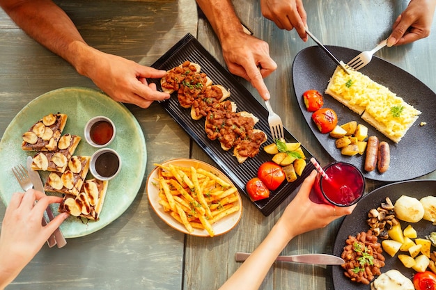 Foto gruppe von freunden beim frühstück im restaurant