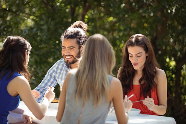 Gruppe von freunden beim mittagessen