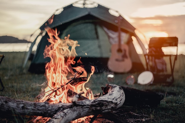 Gruppe von Freunden campen Sie sitzen um das Feuerlager herum