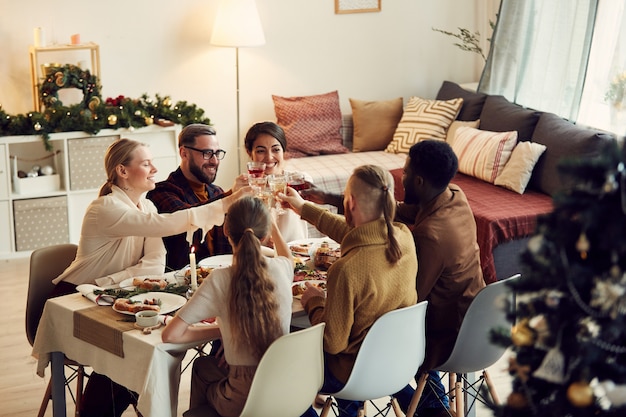 Gruppe von Freunden, die an Weihnachten anstoßen