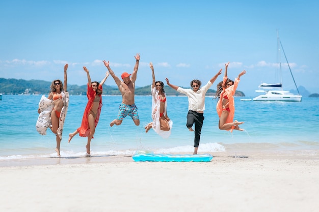 Gruppe von Freunden, die auf einen Strand springen