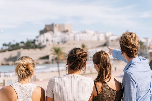 Gruppe von Freunden, die die Stadt Peniscola während einer Reise durch Spanien betrachten