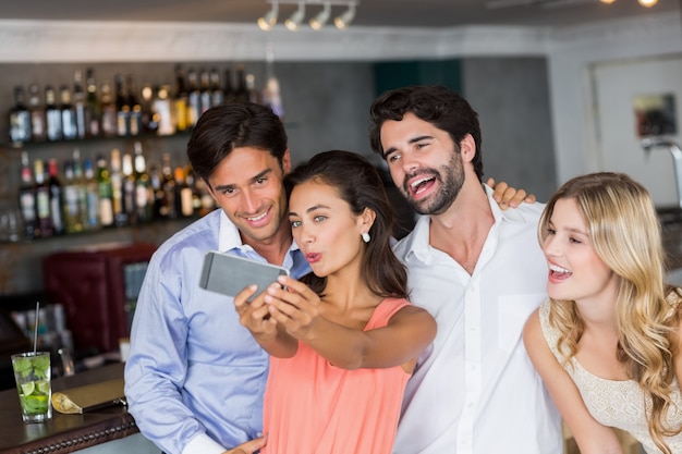 Gruppe von Freunden, die ein Selfie machen