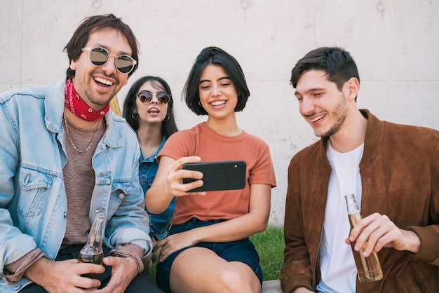 Gruppe von Freunden, die ein Selfie mit Telefon nehmen