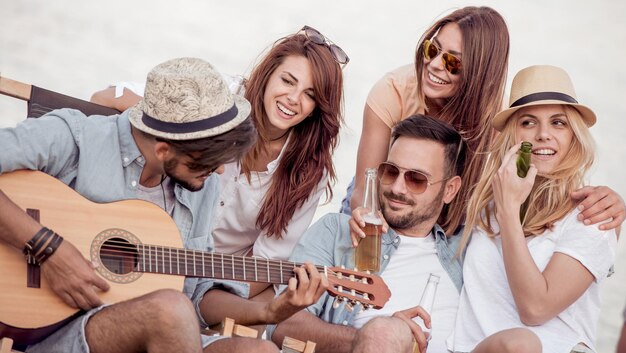 Gruppe von Freunden, die eine Party am Strand feiern