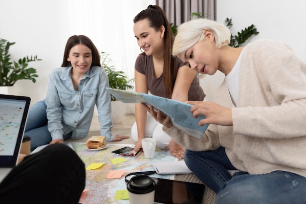 Foto gruppe von freunden, die eine reise planen, während sie ein frühstück haben