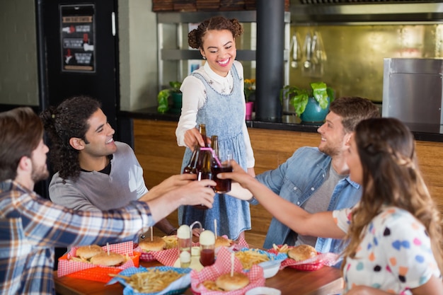 Gruppe von Freunden, die Freizeit im Restaurant verbringen