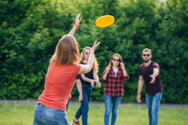 Gruppe von Freunden, die Frisbee spielen