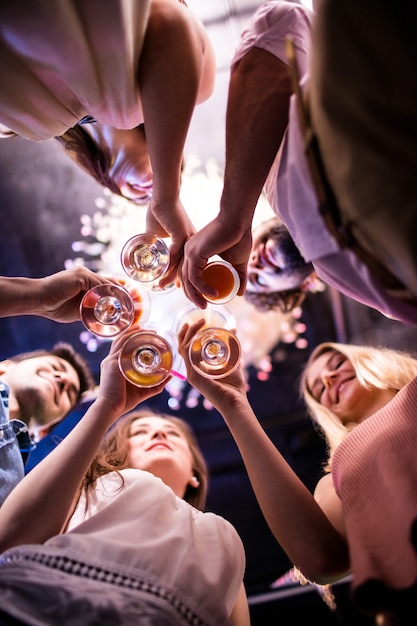 Foto gruppe von freunden, die gläser wein rösten