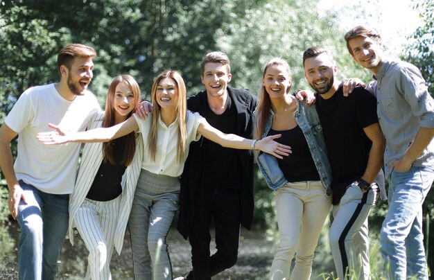 Gruppe von Freunden, die im Stadtpark stehen, das Konzept des Teams