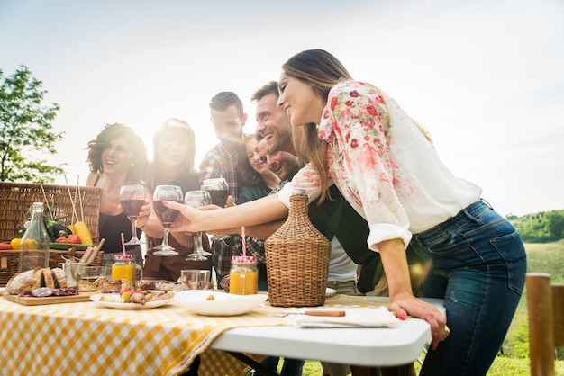 Gruppe von Freunden, die in der Natur essen