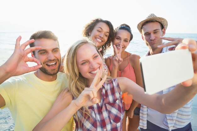 Gruppe von Freunden, die Selfies nehmen