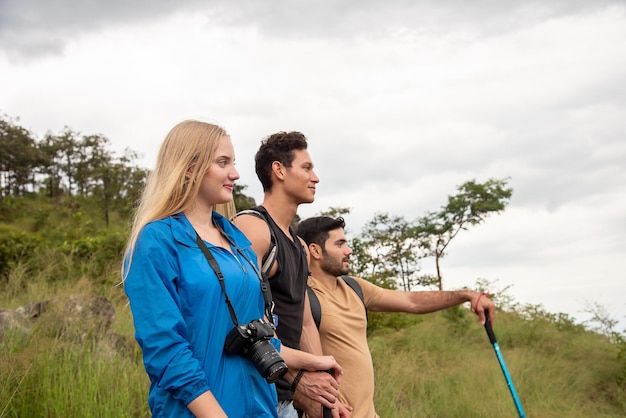 Gruppe von Freunden, die sich während einer Trekkingreise freuen