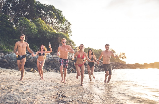 Gruppe von Freunden, die Spaß am Strand auf einer einsamen Insel haben