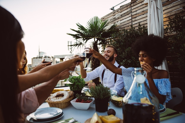 Gruppe von Freunden, die Spaß auf dem Dach eines schönen Penthouse haben