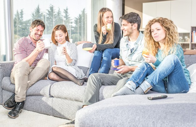 Gruppe von Freunden, die Spaß haben und Zeit zusammen zu Hause verbringen