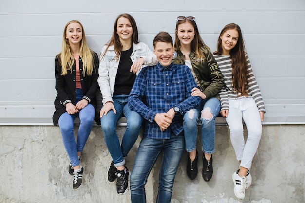 Foto gruppe von freunden, die spaß haben