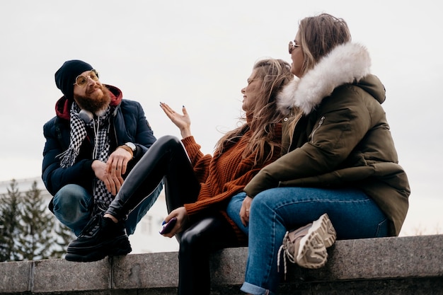 Foto gruppe von freunden, die spaß im freien haben